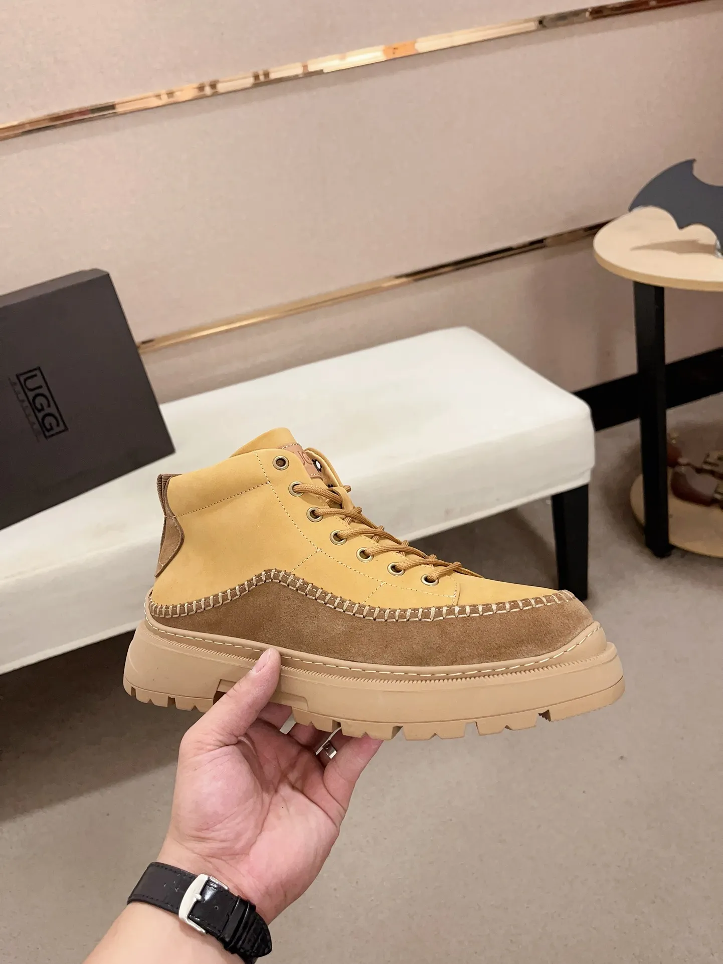 Factory price: 760💰North American men's shoes Ugg ☃️In the special sale of new high-quality men's shoes snow boots in autumn and winter, the nemesis of extreme cold weather! Made of cowhide leather, merino wool lining, and original outsole, whether driving, outdoor or daily wear, there is always one that suits you! Code number 39-44